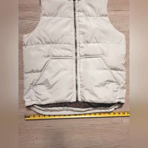 Coach hooded puffer vest with pockets. Pale gray/white/brown, size Medium - Picture 15 of 15